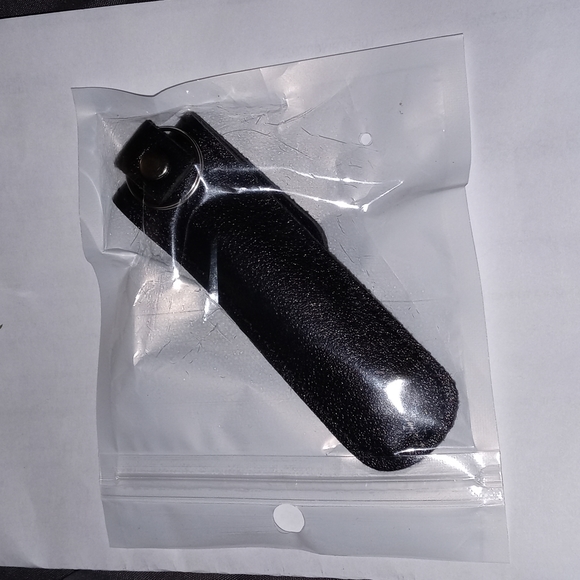 🆕 Earwax Cleaner Set w/ black leather case & key ring. Excellent condition item - Picture 2 of 2